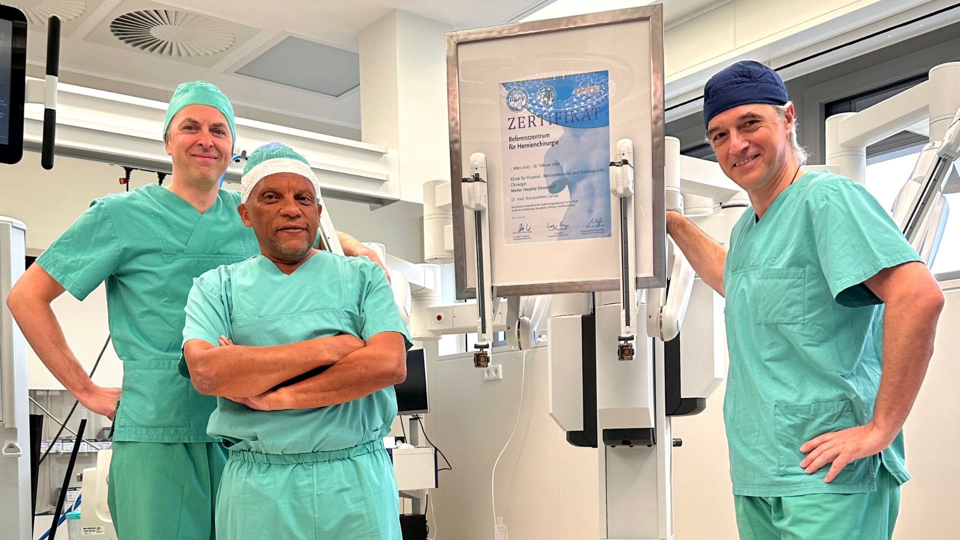Chirurgenteam vor dem Da Vinci - Zertifikat Hernienreferenzzentrum