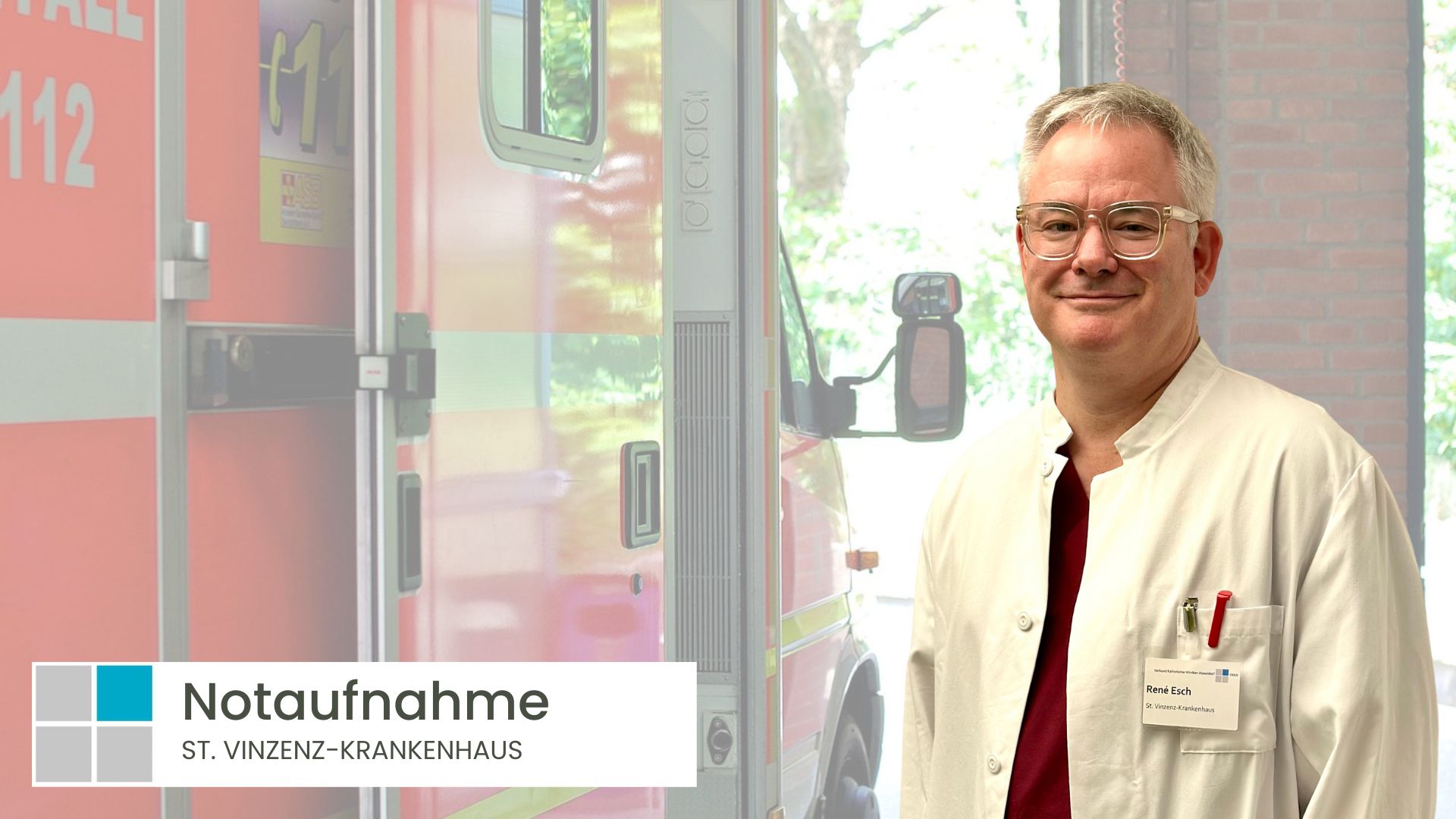René Esch steht als Leiter der Notaufnahme St. Vinzenz-Krankenhaus vor einem Rettungswagen