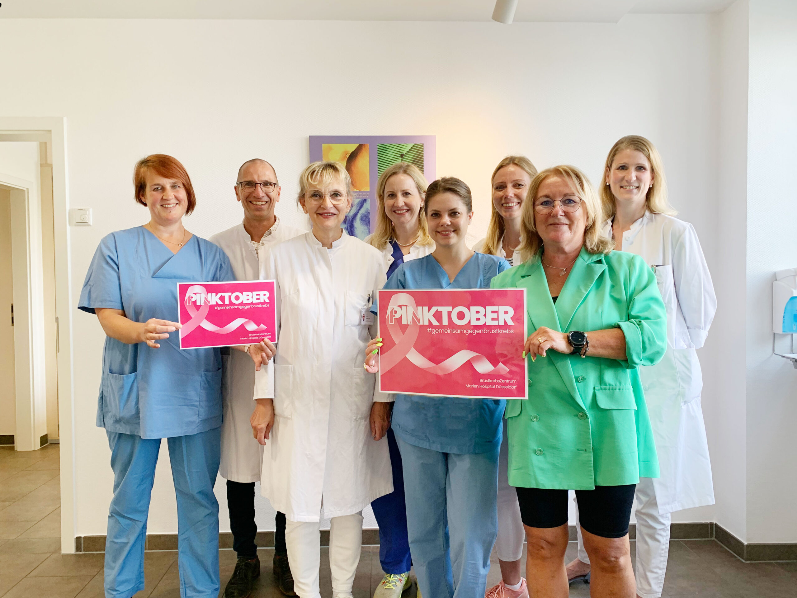 Team des Brustkrebszentrum mit Pinktober Plakat