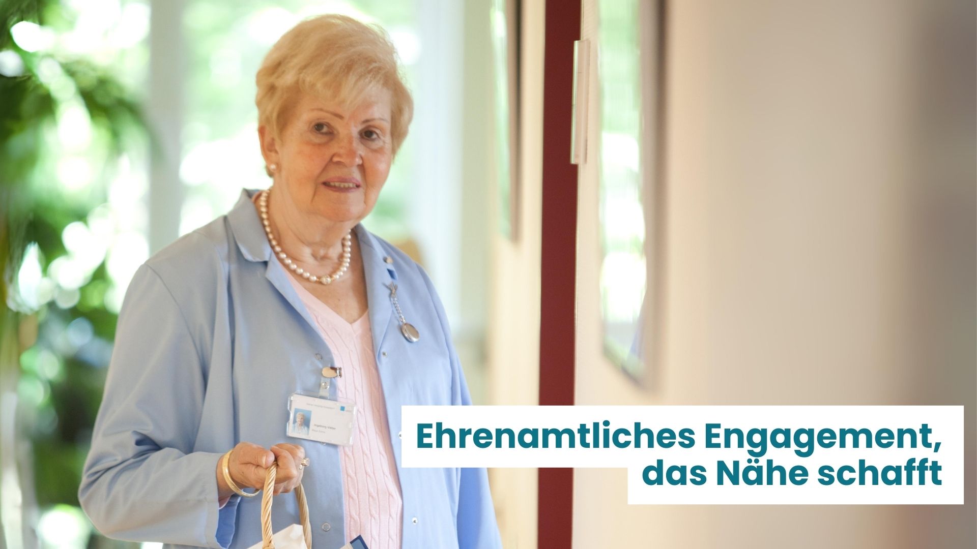 Eine ältere Dame, die sich ehrenamtlich im Krankenhaus engagiert mit dem Textzusatz "Ehrenamtliches Engagement, das Nähe schafft".