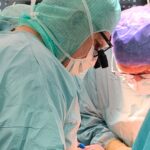 Sportorthopäde operiert mit Gefäßchirurg: Interdisziplinäre OP im VKKD